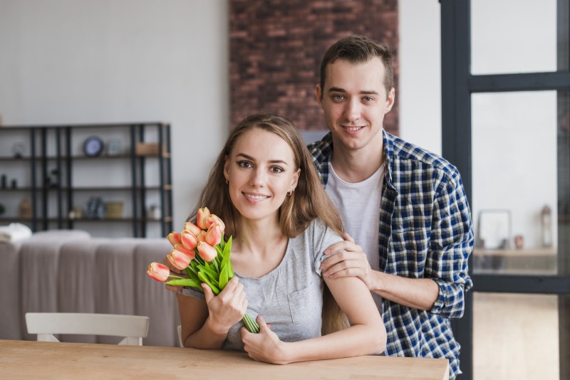 Manžel a manželka s kyticí tulipánů