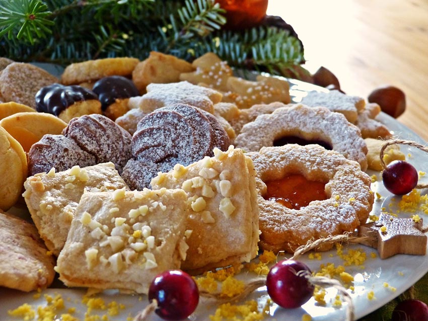 Vianočné koláčiky a čajové pečivo pekne poukladané na tácke