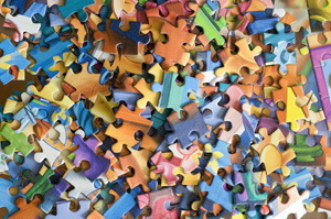 rozsypané kousky puzzle