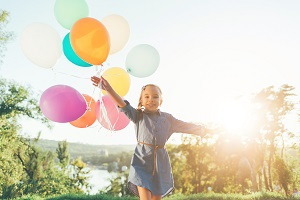 veselá holčička s balónky