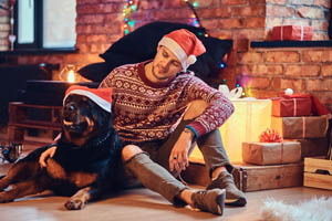 muž se psem u vánočního stromečku