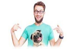 Mladý muž ukazujíci na své tričko se psem