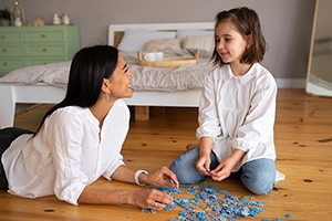 matka s dcerou skládají puzzle
