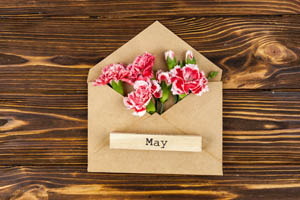 papirová obálka s květy a s nápisem May
