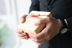 muž drží v rukách dárek