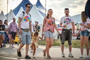 rodinka s vtipnými tričky na festivalu